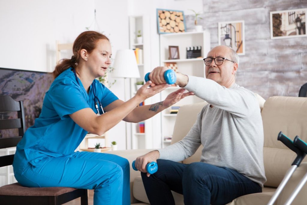 imgi 10 hombre mayor hogar ancianos haciendo fisioterapia ayuda enfermera usando pesas 482257 45265